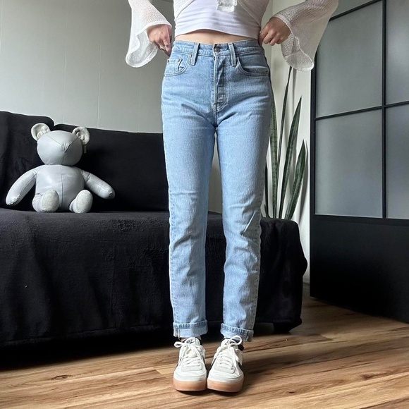 Levis 501 Light Wash Denim Jeans - Picture 4 of 8